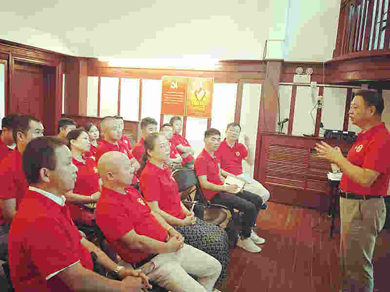 参观中共中央机关旧址